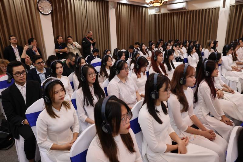  Росен Желязков пред студенти в Ханой 